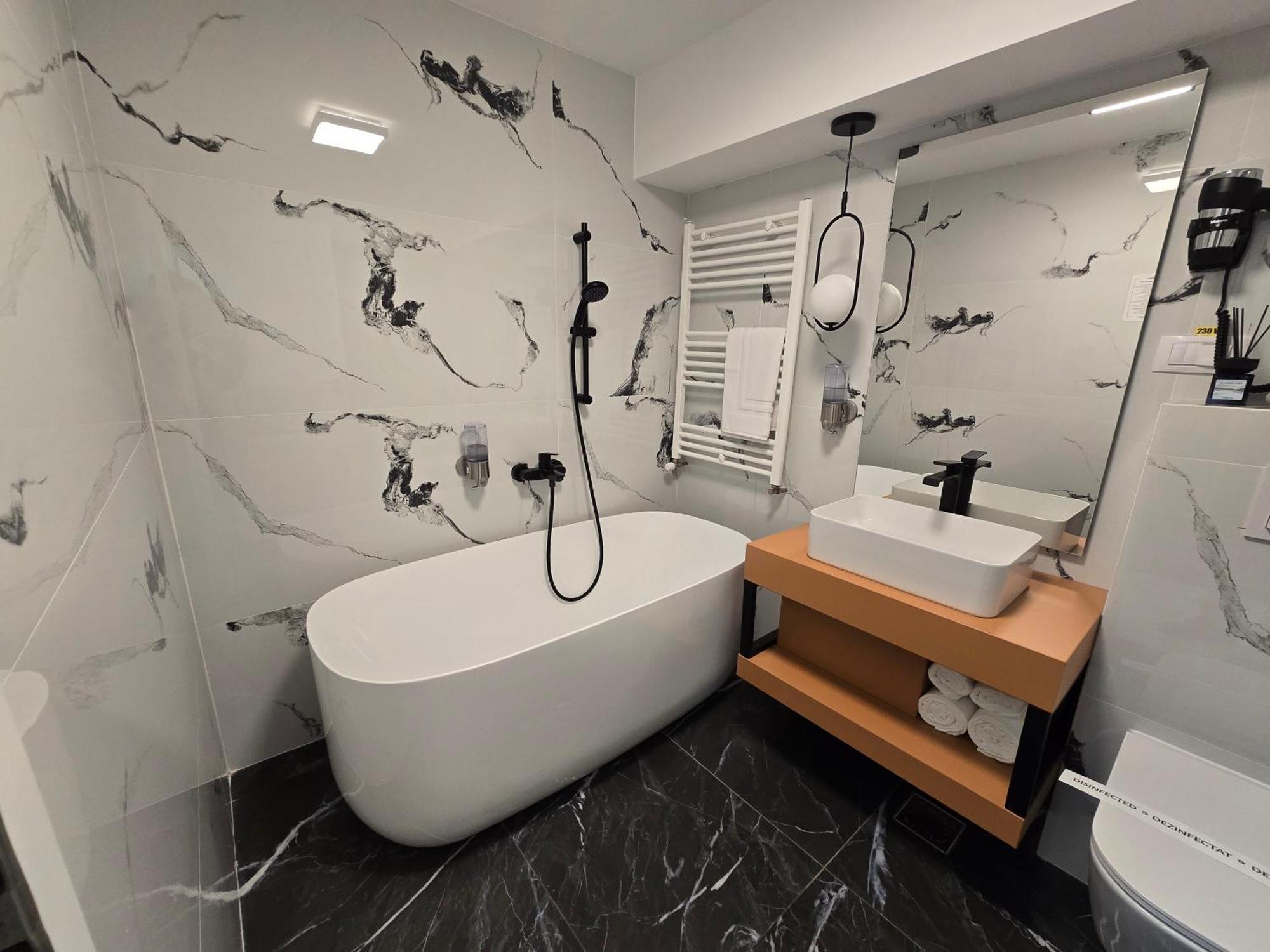 Monarc Boutique Aparthotel - Self Check-In Visan 외부 사진
